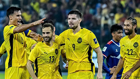  ĐT Việt Nam và Malaysia mặc niệm 14 sinh viên xấu số