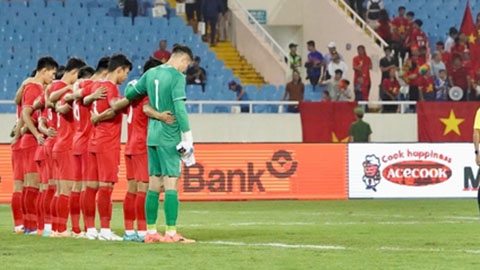 ĐT Việt Nam và Malaysia mặc niệm 14 sinh viên xấu số