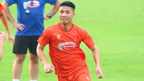  Vì sao trung vệ Bùi Tiến Dũng rời sân sớm?