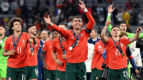  Roberto Martinez nhắc nhở Ronaldo về vị trí ở ĐT Bồ Đào Nha 