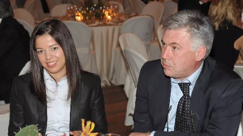  Carlo Ancelotti dùng chiêu độc dụ người tình kém 18 tuổi