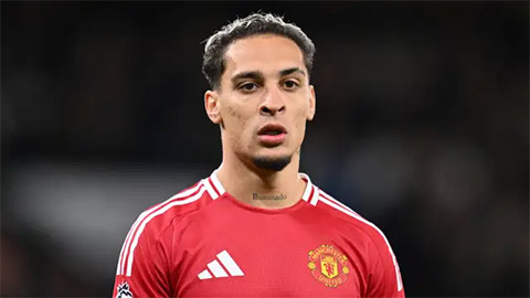  Huyền thoại khuyên Amorim nên tin dùng Antony