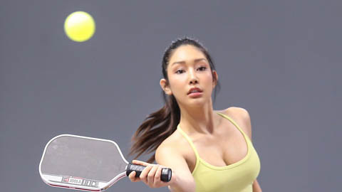  Hot girl cầu lông Huyền Berry khoe 'nét mệt' trên sân pickleball