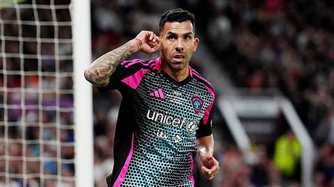  Carlos Tevez lập poker trong những tiếng la ó ở Old Trafford