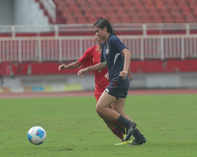 U19 nữ Thái Lan rất khỏe. Ảnh: Đình Viên 