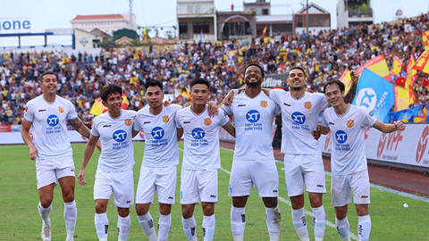  Nam Định vô địch và xoay 'trục quyền lực’ V.League