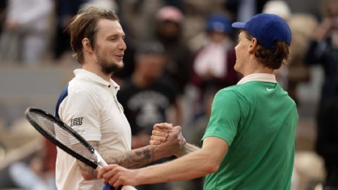  Jannik Sinner vẫn choáng sau trận thua Carlos Alcaraz, bị loại sốc ở Halle Open