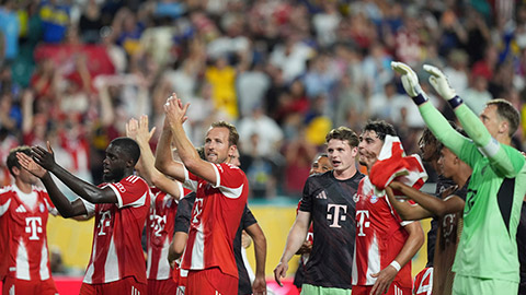  Bayern Munich cứu cả… dải ngân hà!