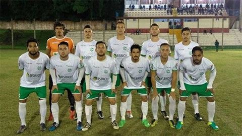  4 cầu thủ Brazil biến phòng thay đồ thành phòng ngủ