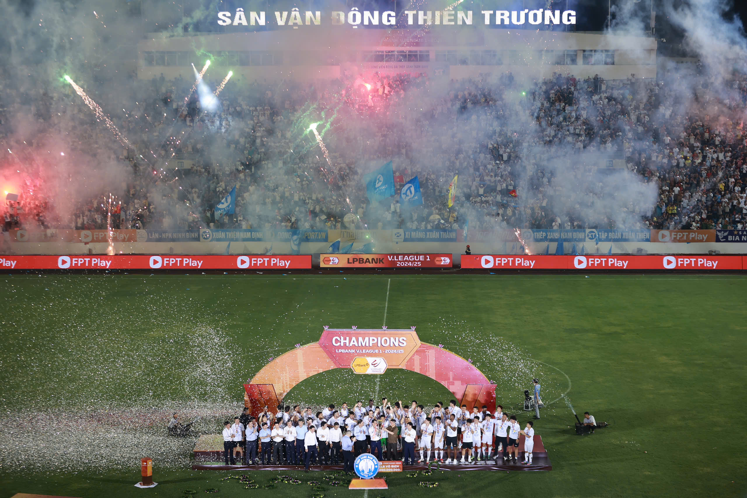 Tối ngày 22/6, CLB Nam Định ăn mừng chức vô địch V.League thứ 2 liên tiếp 