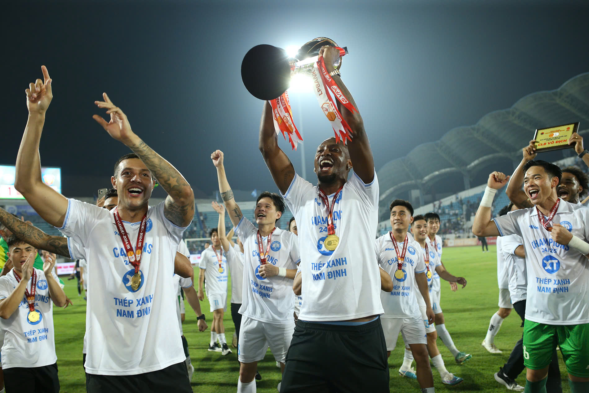 Các ngoại binh như Caio Cesar, Araujo đã đóng góp lớn vào chức vô địch mùa này của Nam Định