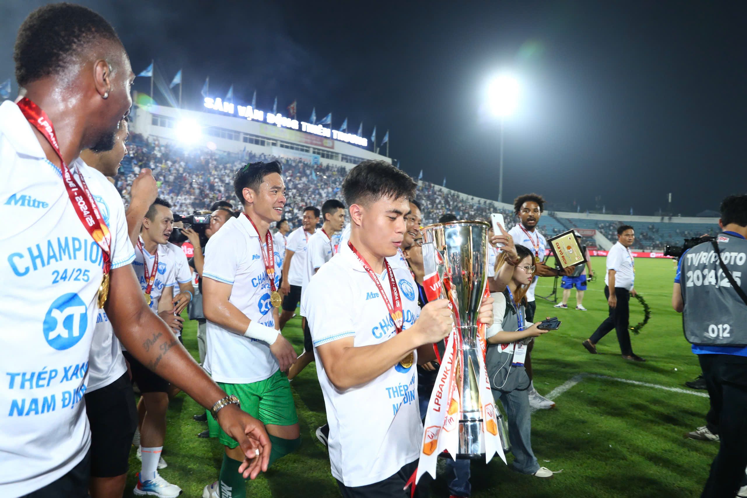 Lý Công Hoàng Anh đã ghi 6 bàn cho Nam Định. Phong độ chói sáng của anh ở giai đoạn cuối mùa là đòn bẩy để đại diện thành Nam đăng quang