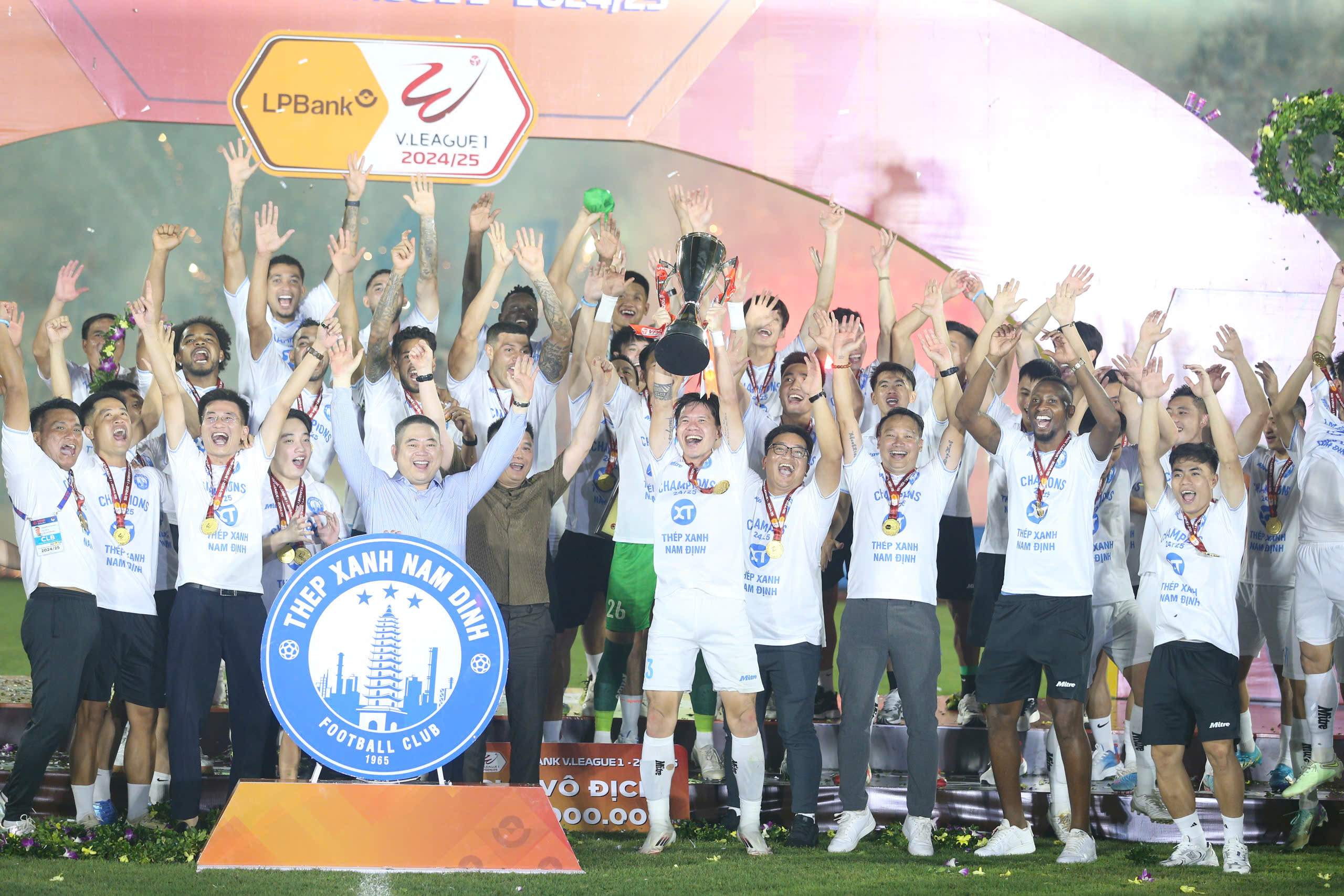 Đây cũng là mùa thứ 3 trung vệ Dương Thanh Hào vô địch 