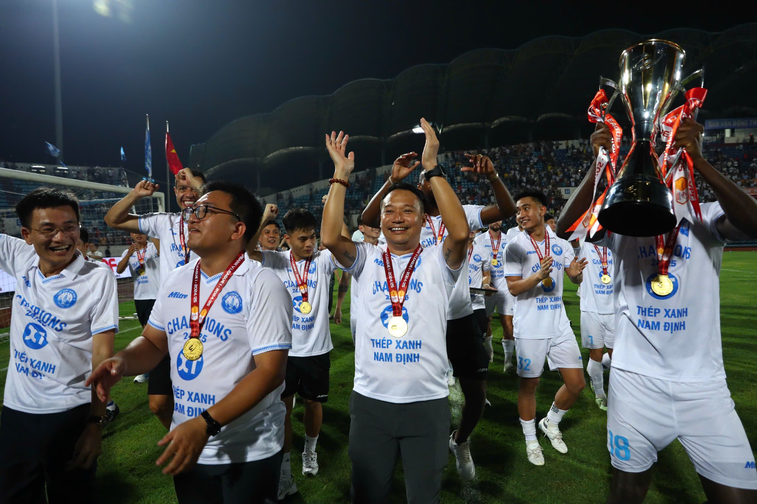 Từ chỗ là người luôn bị nghi ngờ, HLV Vũ Hồng Việt đã giúp Nam Định đăng quang 2 mùa liên tiếp 