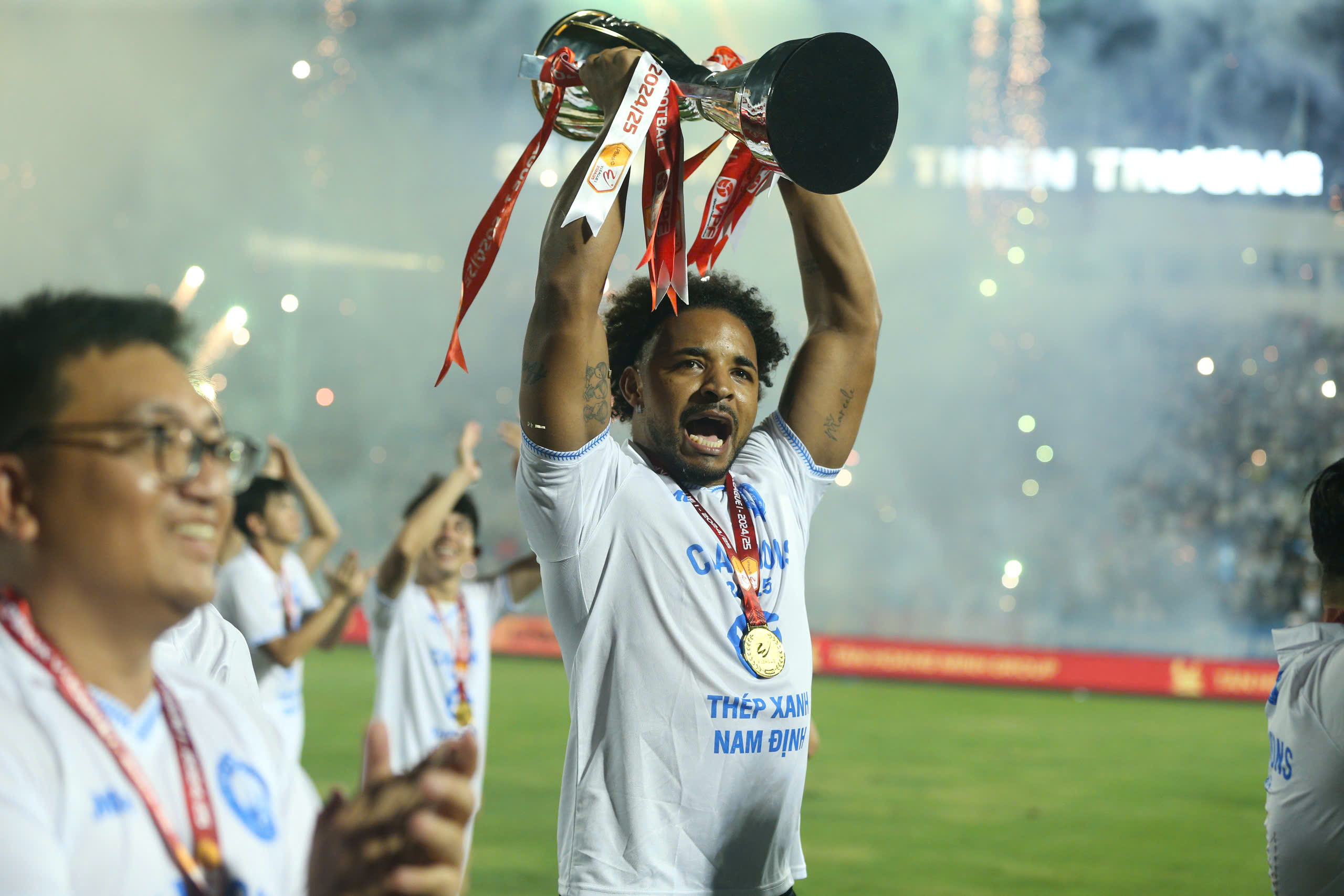 Nguyễn Xuân Son tuy vắng mặt trong phần lớn mùa giải nhưng vẫn là chân sút số 1 của Nam Định với 7 bàn thắng 