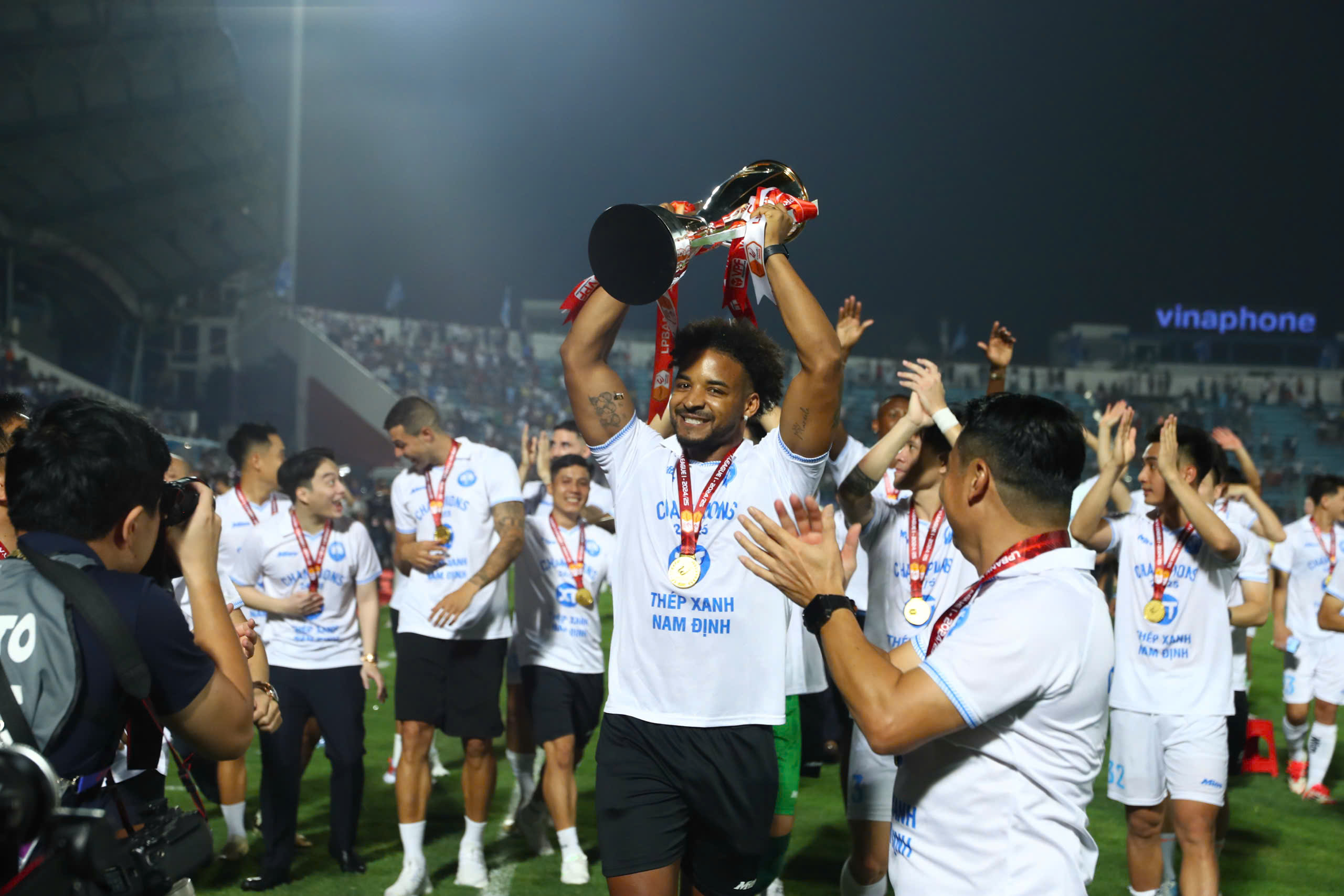 Xuân Son hồ hởi nâng cao cúp vô địch V.League. Đây là danh hiệu thứ 2 mà anh có được cùng đội bóng thành Nam 