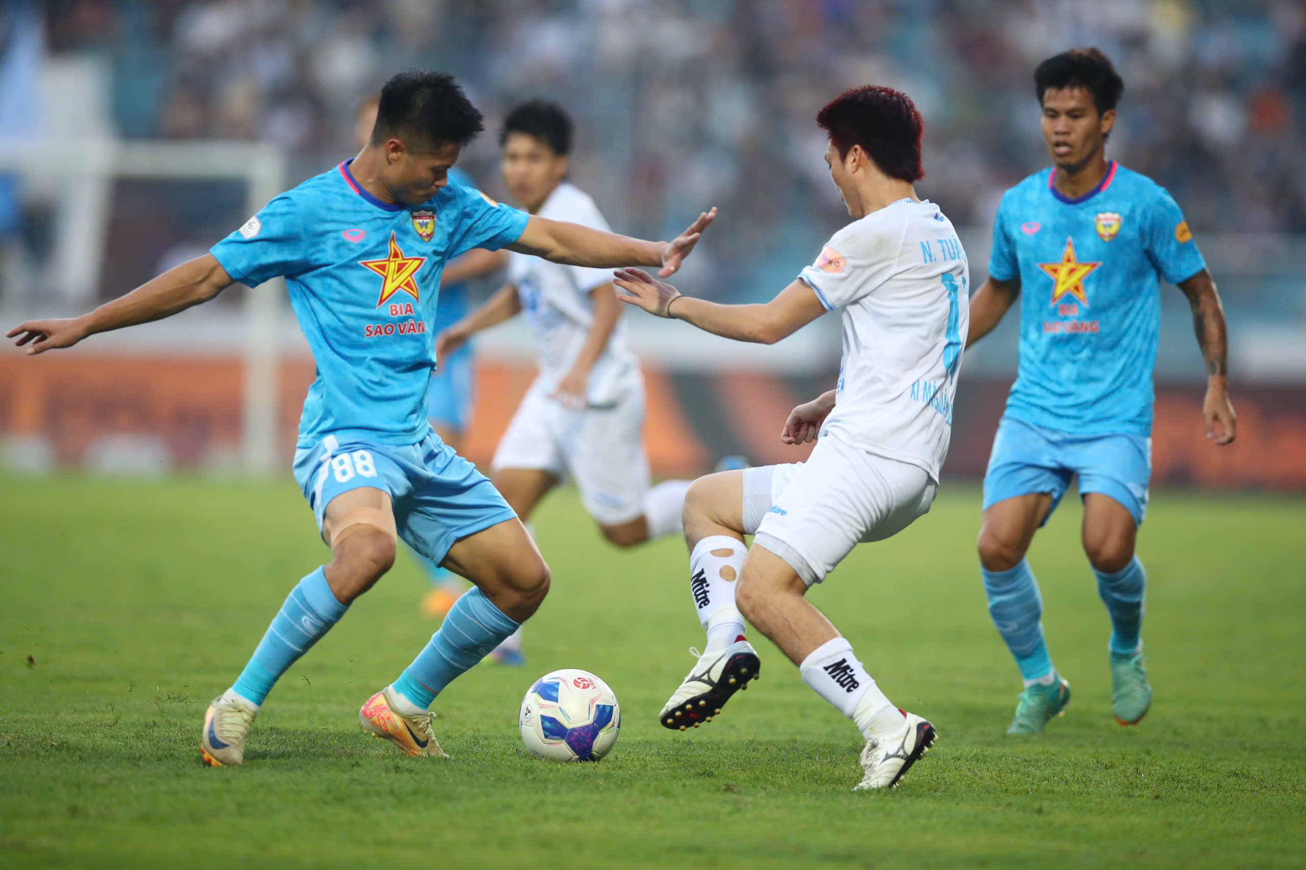 Nam Định đánh bại Hà Tĩnh 1-0 trong ngày nhận cúp vô địch - Ảnh: Đức Cường 