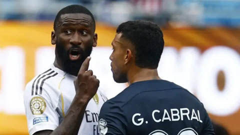  Trọng tài lập tức kích hoạt ‘báo động đỏ’ khi Antonio Rudiger bị phân biệt chủng tộc