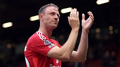  Jonny Evans ở lại MU, ngồi vị trí mới