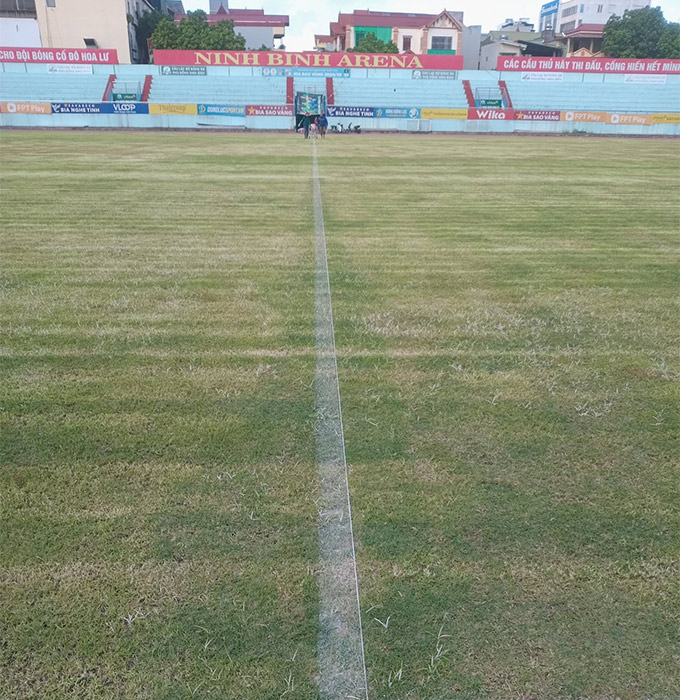 Sân Ninh Bình cũng sẽ được thay mới mặt cỏ, cải tạo các phòng chức năng nhằm phục vụ cho V.League - Ảnh: NBFC