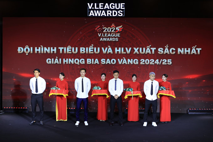 Vinh danh các cầu thủ xuất sắc mùa giải. Ảnh: Đức Cường