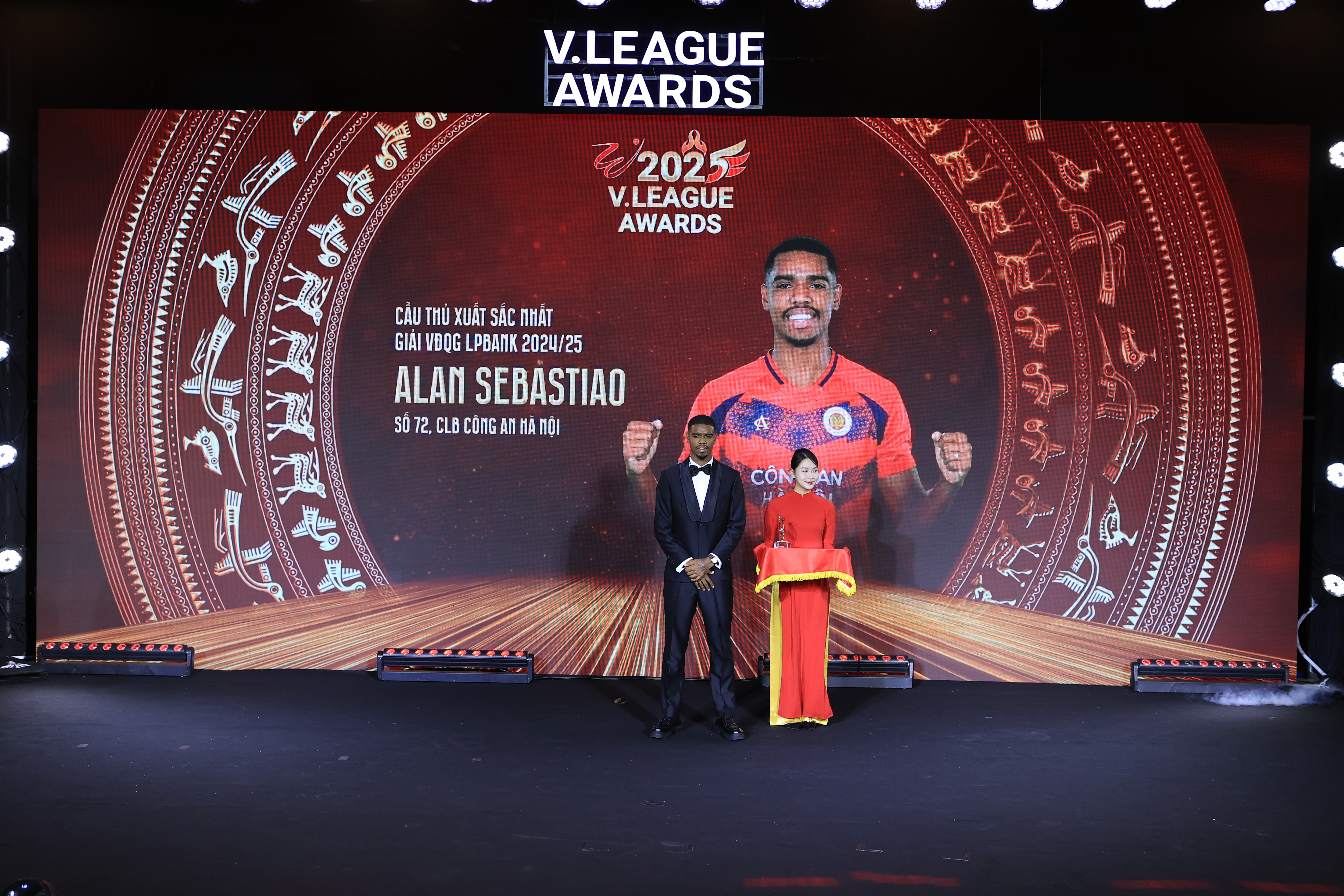 Tiền đạo Alan đoạt danh hiệu cầu thủ xuất sắc nhất V.League 2024/25 - Ảnh: Đức Cường 