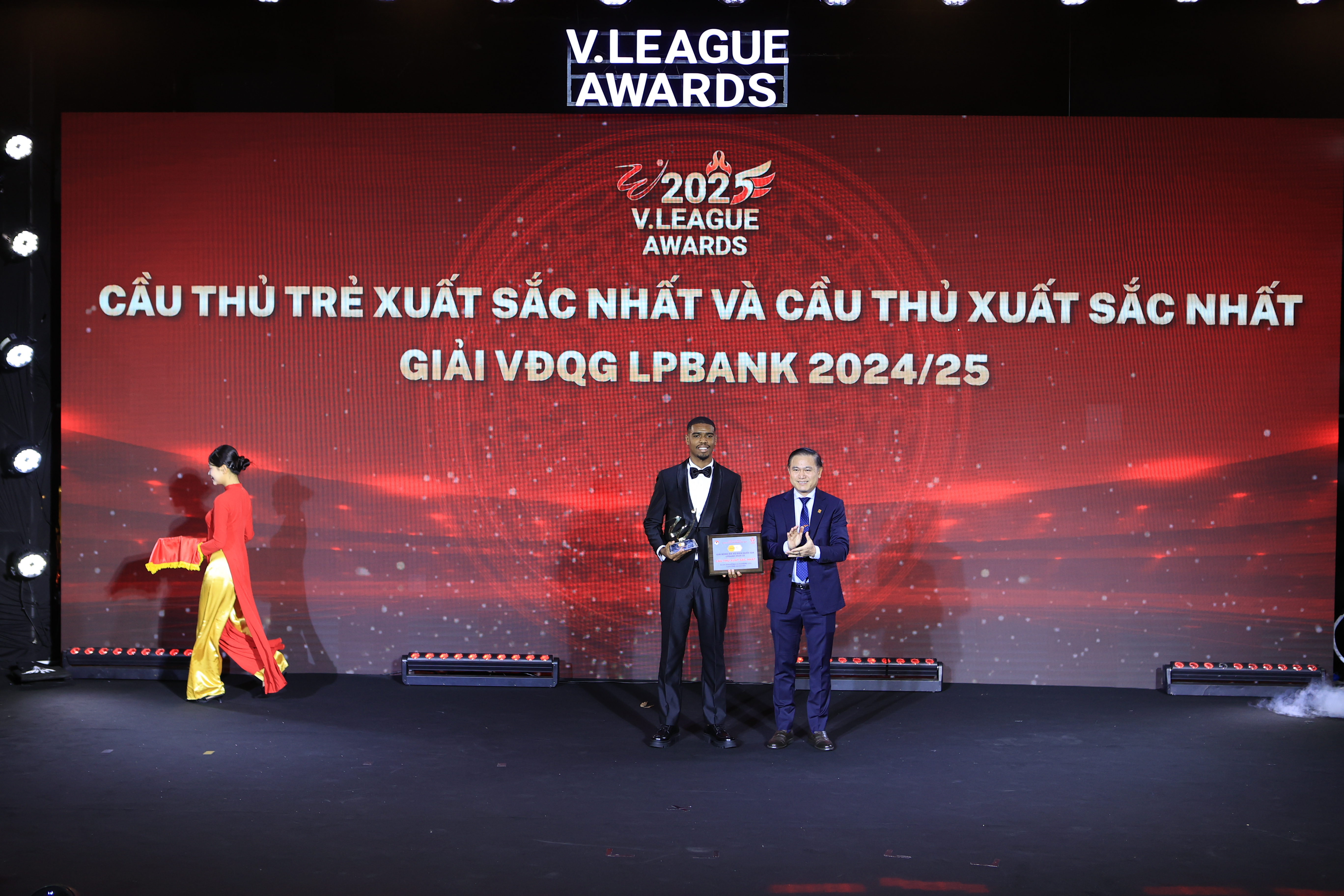 Ngoài việc là cầu thủ xuất sắc nhất, Alan cũng có tên trong đội hình tiêu biểu và giành Vua phá lưới V.League 2024/25 - Ảnh: Đức Cường 