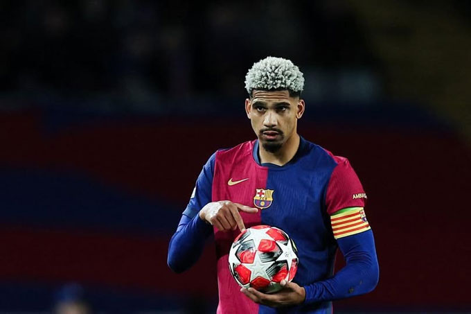 Barca có nguy cơ mất Araujo