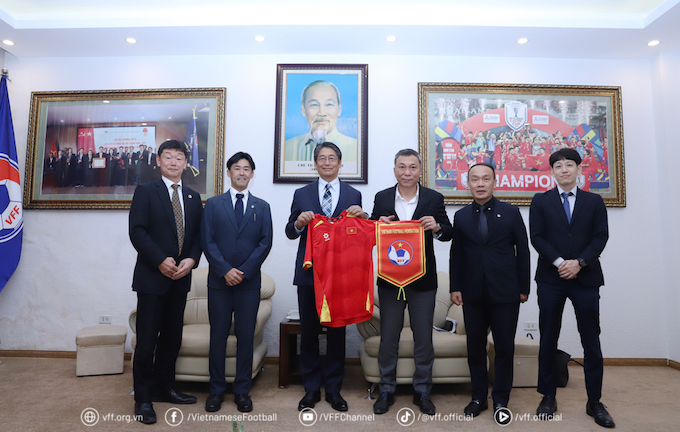 Chủ tịch VFF Trần Quốc Tuấn và Tổng Thư ký VFF Nguyễn Văn Phú cùng đoàn đại sứ Nhật Bản. Ảnh: VFF