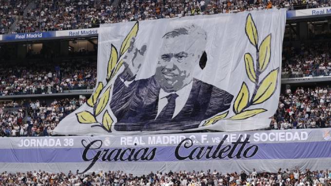 Carlo Ancelotti được các CĐV Real Madrid tri ân