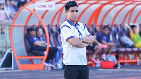  HLV Việt Thắng dẫn dắt đội Công Phượng