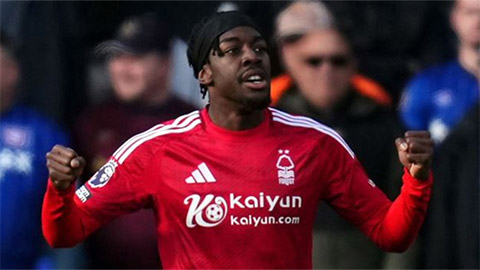  Newcastle tiến sát Elanga