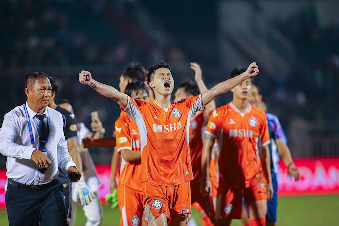Niếm vui của SHB Đà Nẵng khi trụ lại V.League sau trận thắng play-off. Ảnh: Anh Khoa 