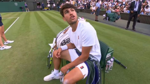  Carlos Alcaraz tức giận vì thay thế trọng tài biên tại Wimbledon
