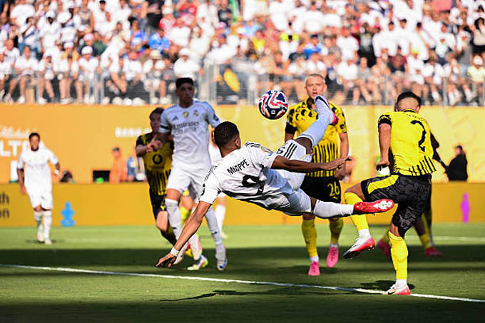 Mbappe lập siêu phẩm giúp Real Madrid đánh bại Dortmund
