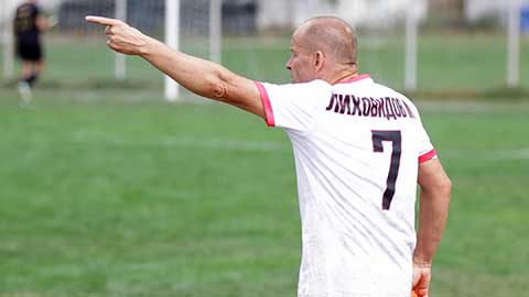  Ở tuổi Maradona lìa đời, Mykola Lykhovydov vẫn đá bóng