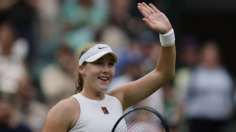  Mỹ nhân Nga thắng rồi vẫn đòi đánh tiếp, vào tứ kết Wimbledon với với lý do khó đỡ