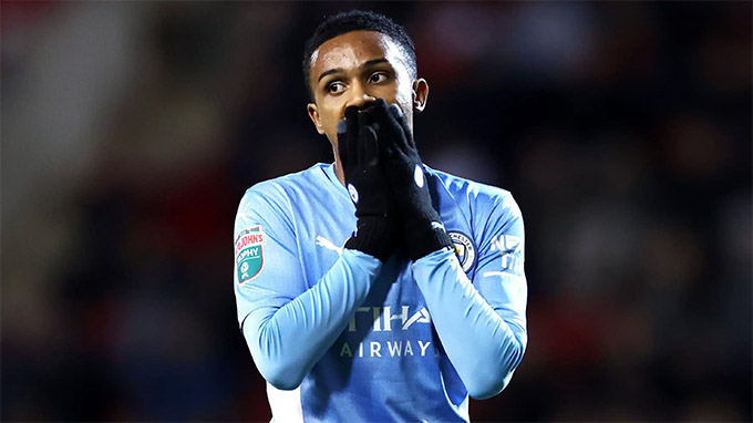 Kayky phải lặng lẽ rời Man City