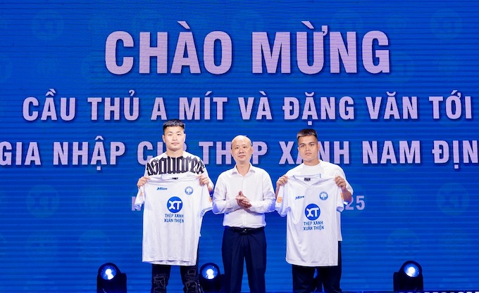 Hai tân binh Văn Tới và A Mít vừa đầu quân cho Nam Định. Ảnh: Qiang Đương 