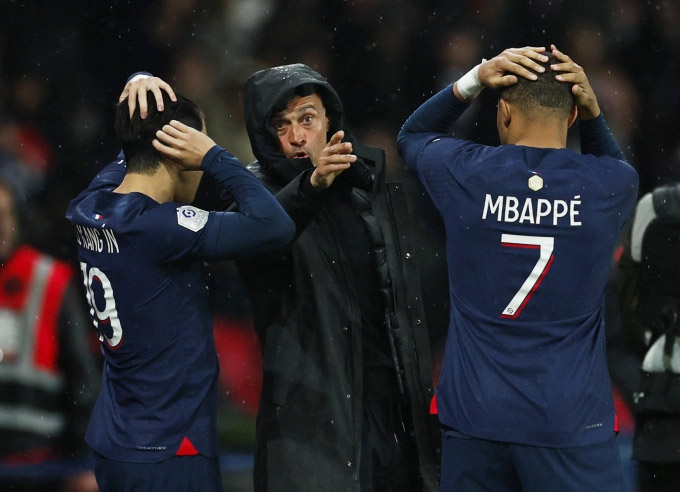 Mbappe nghe Enrique chỉ đạo ở trận gặp Le Havre vào cuối tháng 4/2024, vài tháng trước khi anh sang Real