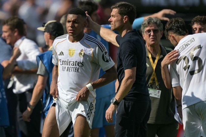 Cả Vinicius Jr lẫn Mbappe đều khiến HLV Xabi Alonso không hài lòng vì không tích cực hỗ trợ phòng ngự