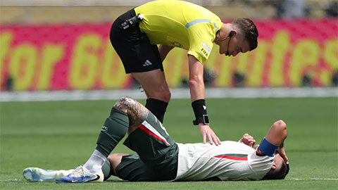  Ngôi sao của Chelsea ngã gục xuống sân