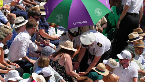  2 CĐV ngất xỉu trong trận bán kết Wimbledon vì nắng nóng 31°C