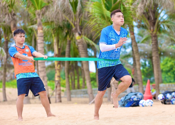 Nam Định đang rèn thể lực chuẩn bị cho 5 giải đấu họ sẽ góp mặt ở mùa giải 2025/26. Ảnh: Quang Đương