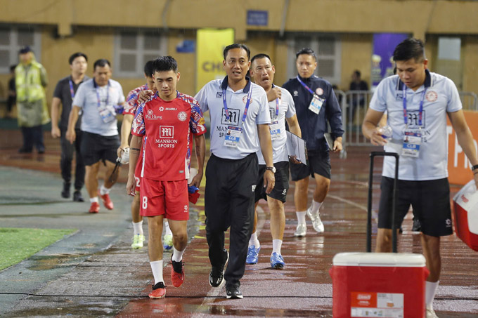 CLB TP.HCM (áo đỏ) đã đối tên thành Công an TP.HCM