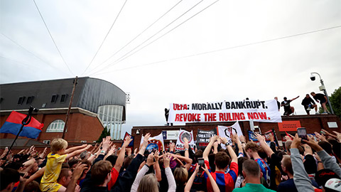  Fan Crystal Palace biểu tình phản đối việc bị loại khỏi Europa League