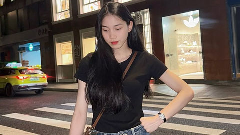  Hotgirl bóng chuyền Nguyễn Thị Phương khoe dáng thướt tha trên phố Thượng Hải