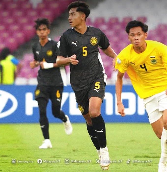 U23 Malaysia (áo đen) đã có trận thắng đậm U23 Brunei