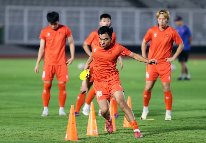 ĐT U23 Việt Nam chuẩn bị ngay trước trận gặp U23 Lào. Ảnh: Anh Khoa