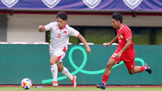 U23 Lào (phải) vẫn còn khoảng cách quá xa so với U23 Việt Nam - Ảnh: Anh Khoa